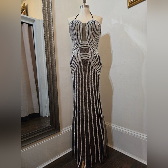 Stunning special occasion sequence gown - Picture 2 of 16